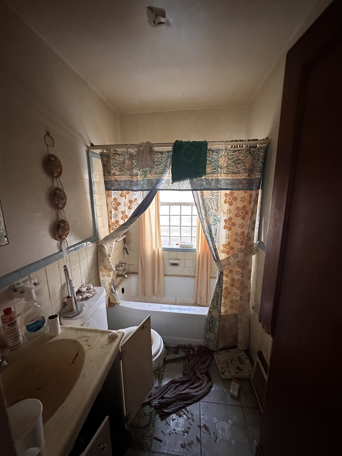 5920 Dressell: original bathroom