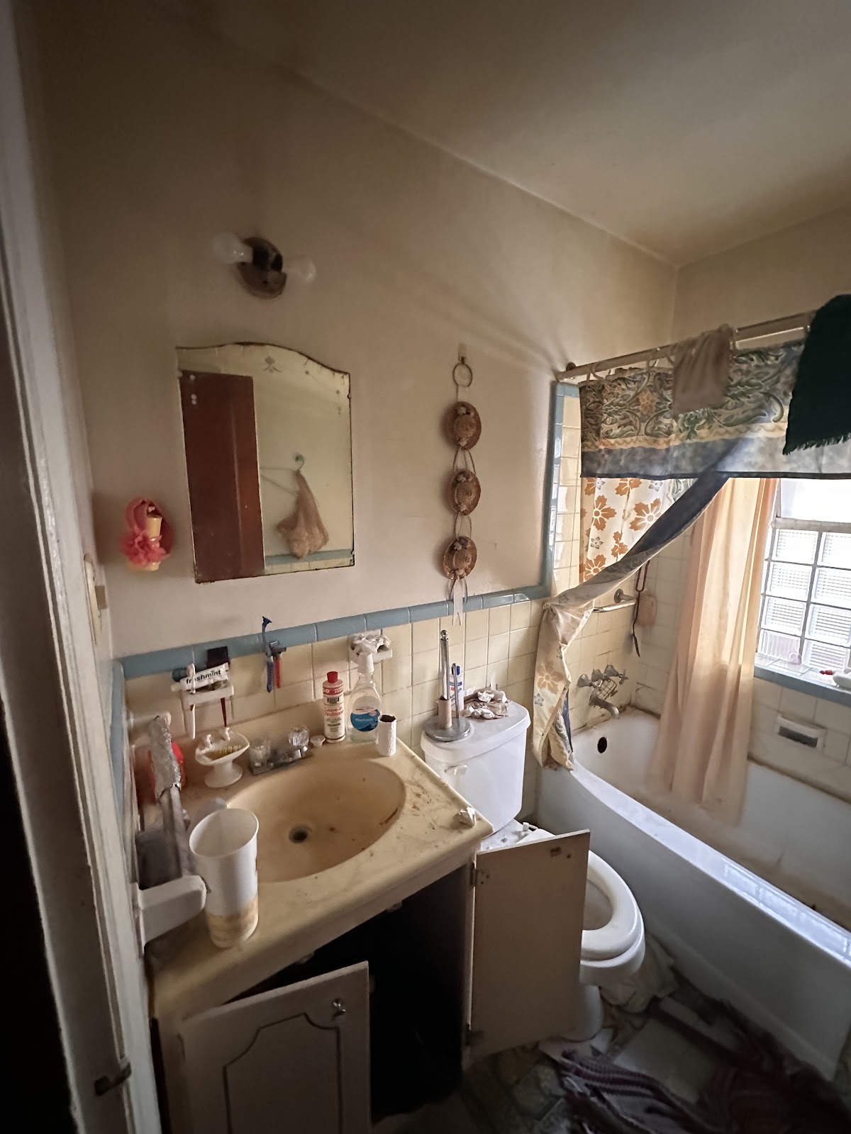 5920 Dressell: original bathroom vanity and tub