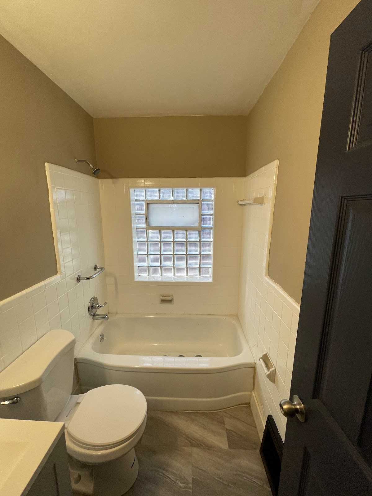 5920 Dressell: finished bathroom with bathtub