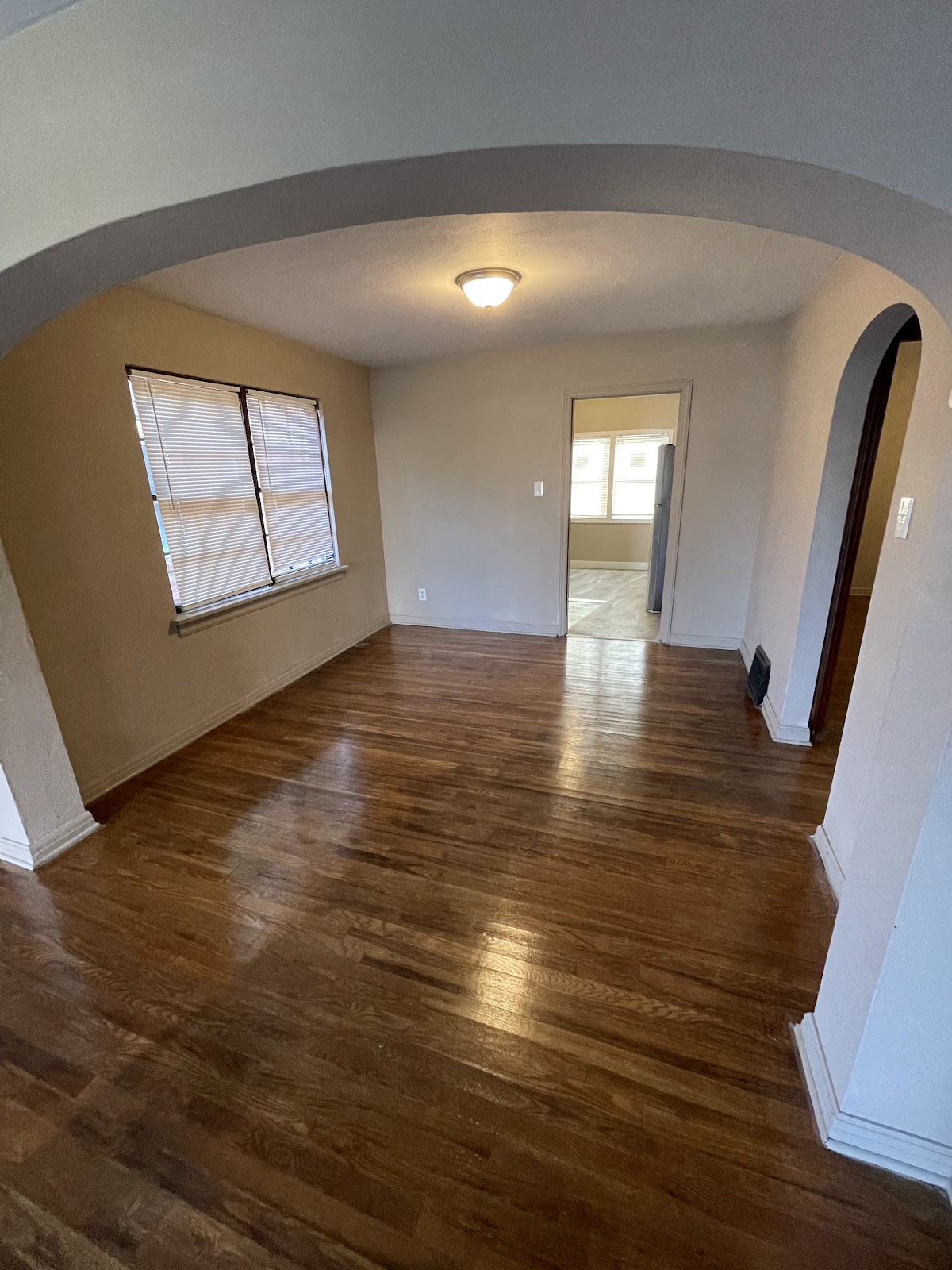5920 Dressell: finished interior with arched doorway