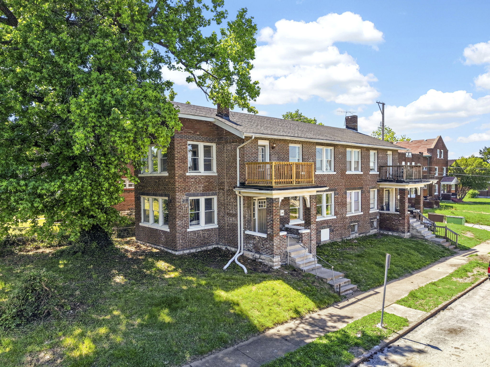 4404 Floriss Place: exterior and surrounding street