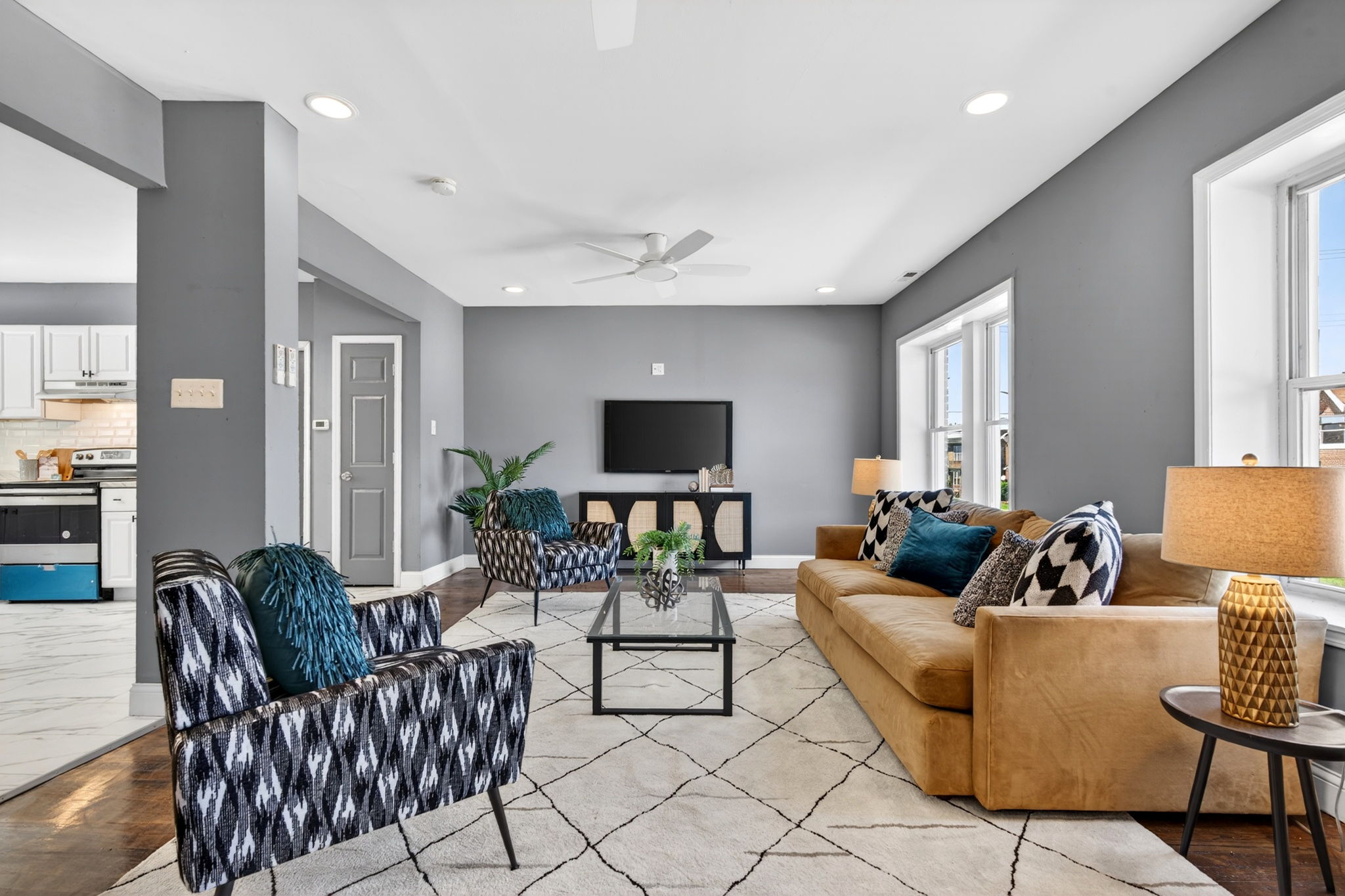 4404 Floriss Place: living room