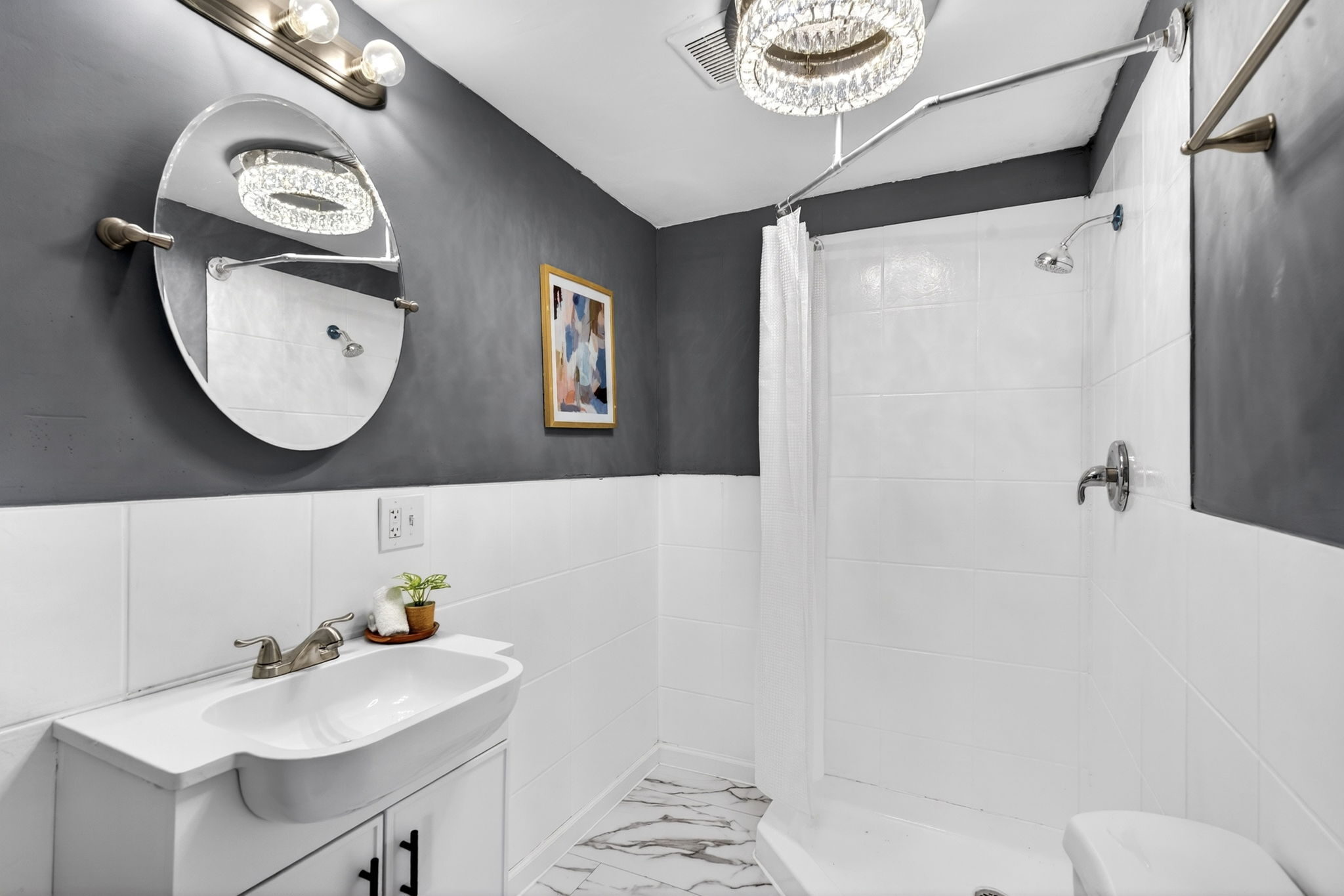 4404 Floriss Place: bathroom