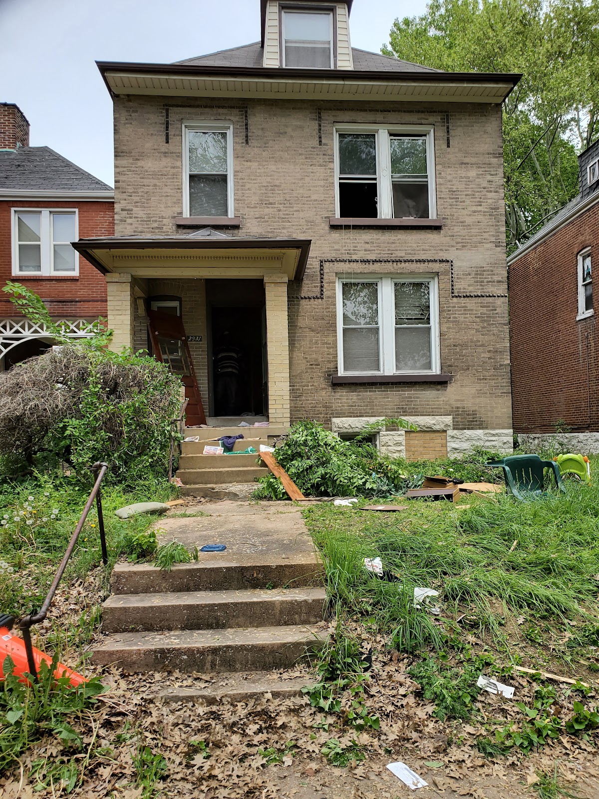 2931 Sullivan exterior before renovation