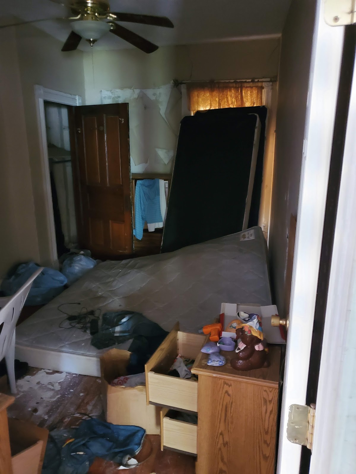 2931 Sullivan, before renovation, view 13